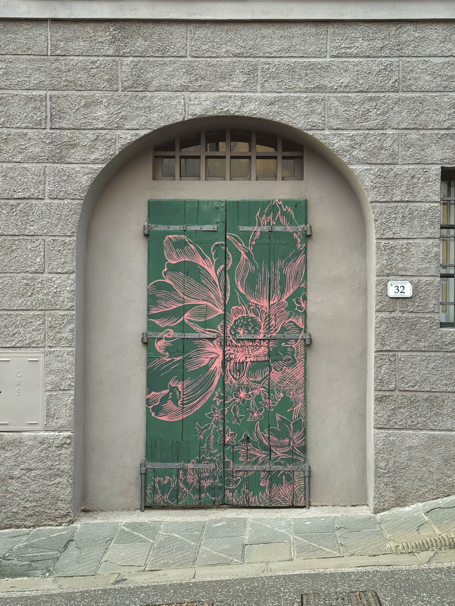 adage studio olfattivo door mural in Riparbella, Tuscany